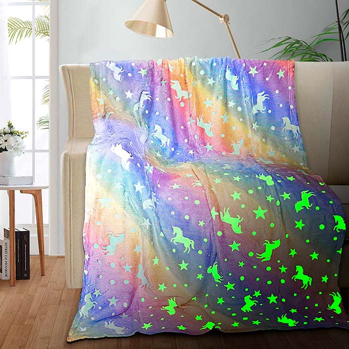 Koc Glow Blanket to idealny wybór na prezent, ponieważ jest bardzo przydatny, a dzieci go uwielbiają, ponieważ świeci w ciemności!