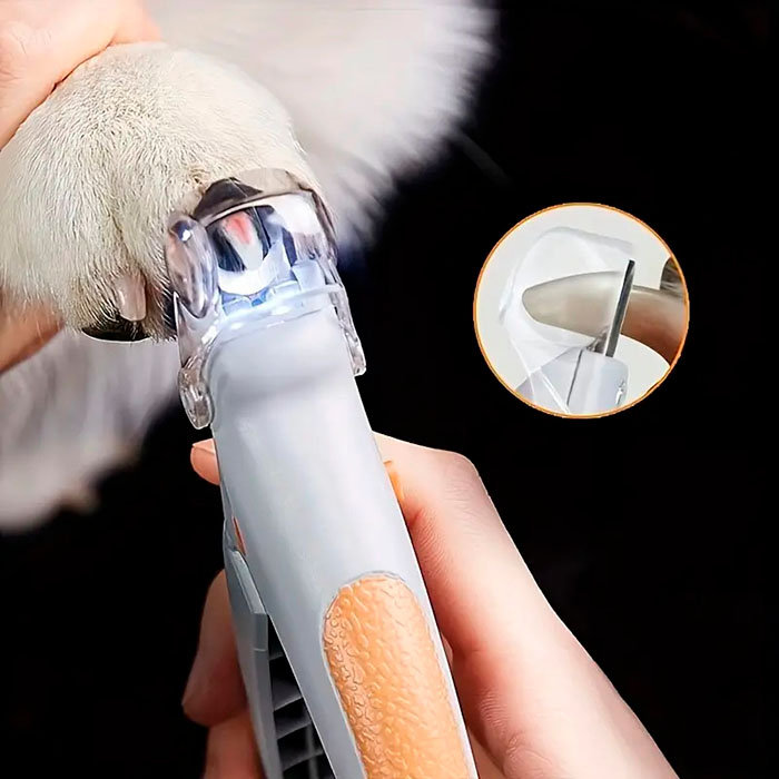 PawGloTrim zapewnia bezpieczną i delikatną pielęgnację pazurów Twoich kotów i psów, dzięki ostrym nożyczkom i wbudowanemu światłu LED.