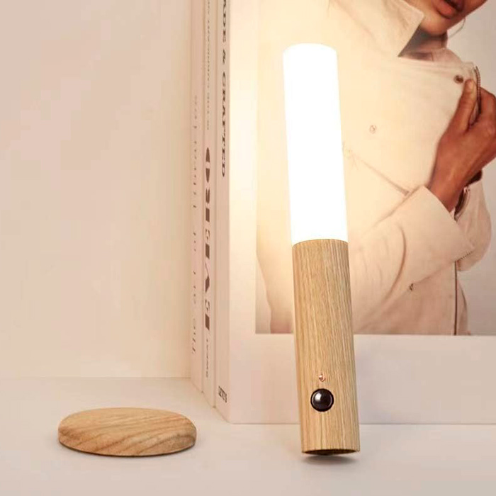 Lampa ma uchwyt, który przyłączasz do niego magnesem, a uchwyt ma samoprzylepną powierzchnię, więc możesz umieścić go gdziekolwiek chcesz - w korytarzu, w sypialni, na biurku, na krawędzi łóżka, itp.